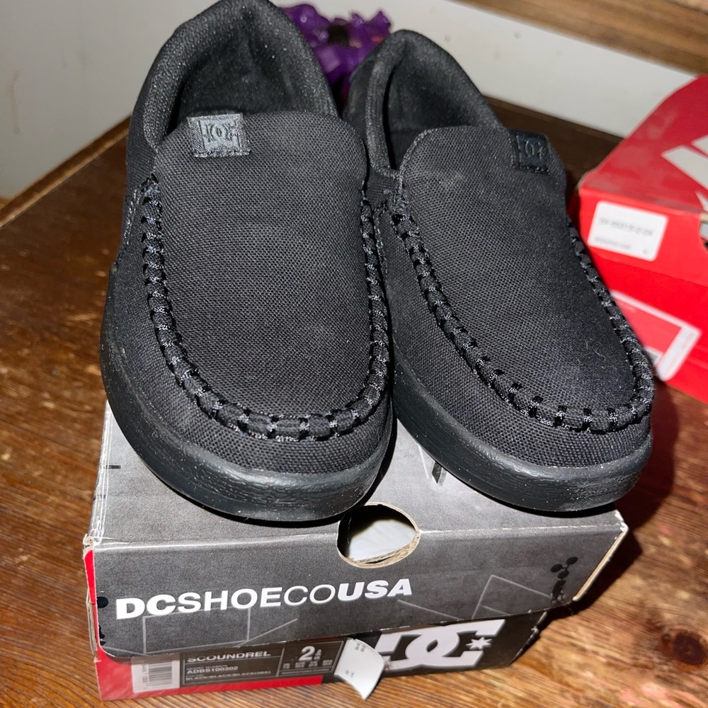 Boys DC shoes size: 2